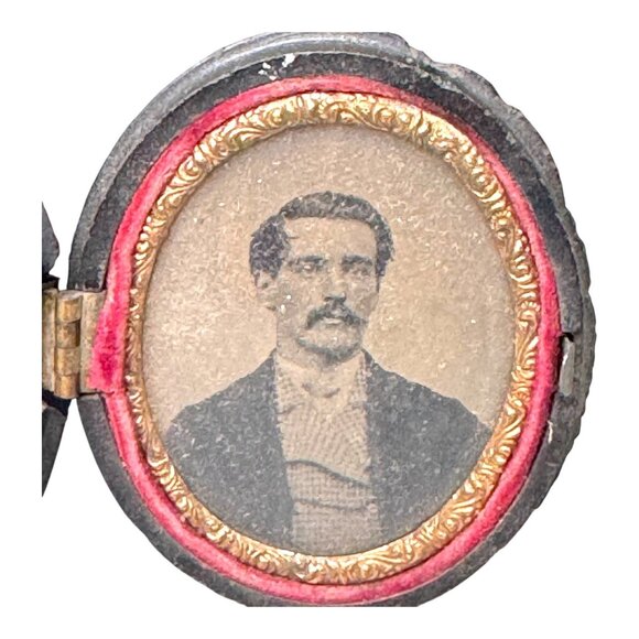 Antique Rare Victorian Oval Daguerrotype Union Case Man Mini Portrait READ - Picture 2 of 9